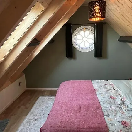 Apartment Boven De S L A G E R I J *